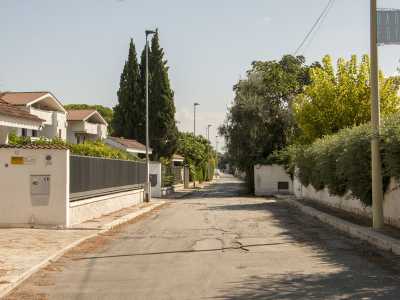 Dobbiamo per� camminare per circa 500 metri tra un schiera di villette per incontrare finalmente sulla sinistra il verde della Fitta
